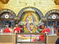 सुवर्णाची झळाळी, शिर्डीत लक्ष्मीपूजनाचा सोहळा; साईमंदिरात दिवाळी, साई मूर्तीवर अडीच कोटींचे अलंकार - Marathi News | Shirdi's Sai Baba temple shines golden on the occasion of Diwali Lakshmi Puja | Latest ahilyanagar News at Lokmat.com सुवर्णाची झळाळी, शिर्डीत लक्ष्मीपूजनाचा सोहळा; साईमंदिरात दिवाळी, साई मूर्तीवर अडीच कोटींचे अलंकार - Marathi News | Shirdi's Sai Baba temple shines golden on the occasion of Diwali Lakshmi Puja | Latest ahilyanagar News at Lokmat.com