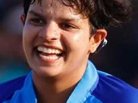 shafali verma : बॅडपॅचमधून शफाली वर्मा परत आली, वडिलांनी केला सपोर्ट! ‘या’ संधीचं सोनं करेल का? - Marathi News | Shafali Verma is back, her father supported her! Will she seize this opportunity? | Latest sakhi Photos at Lokmat.com