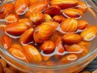 एका दिवसात किती बदाम खाणं योग्य? भिजवून खावे की तसेच..? पाहा बदाम खाण्याची योग्य पद्धत - Marathi News | Soked Vs Raw Almonds : How Many Almonds Should You Eat Daily | Latest sakhi Photos at Lokmat.com