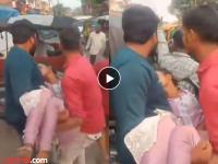 Video - बापाची धडपड! ट्रॅफिकमध्ये अडकलेली रुग्णवाहिका, आजारी लेकीला उचलून घेऊन... - Marathi News | father carrying his sick daughter in his arms and running hospital ambulance got stuck in traffic jam in deoria viral video | Latest national News at Lokmat.com Video - बापाची धडपड! ट्रॅफिकमध्ये अडकलेली रुग्णवाहिका, आजारी लेकीला उचलून घेऊन... - Marathi News | father carrying his sick daughter in his arms and running hospital ambulance got stuck in traffic jam in deoria viral video | Latest national News at Lokmat.com