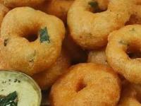 अण्णाच्या गाडीवर मिळतो तसा कुरकुरीत मेदू वडा घरीच करा; ७ ट्रिक्स, परफेक्ट होतील वडे - Marathi News | How to make south indian style medu vada at home : Medu vada Making Tips Perfect Medu Vada Recipe | Latest sakhi Photos at Lokmat.com