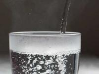 थंडीत कोमट पाणी प्यायल्यानं वजन कमी होतं? वेट लॉससाठी जेवल्यानंतर गरम पाणी प्यावं का? - Marathi News | What Will Happen If You Drink Hot Water After Eating Hot Water Benefits | Latest sakhi Photos at Lokmat.com