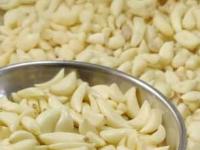 टोपलीभर लसूण झटपट सोलण्याच्या ७ ट्रिक्स, काम होईल सोपं आणि चटकन - Marathi News | Special Tricks to Peel Garlic In 2 Seconds : How To Peel Garlic Quickly Easy Ways To Peel Garlic | Latest sakhi Photos at Lokmat.com