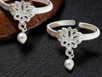 Silver Toe Ring Designs : नुकतंच लग्न झालं, पायात घालायची आहेत चांदीची जोडवी; पाहा ८ युनिक ट्रेडिंग डिझाईन्स - Marathi News | Silver Toe Ring Designs For Newly Married : Latest Silver Toe Ring Designs 8 Silver Toe Ring Designs | Latest sakhi Photos at Lokmat.com