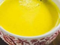 नुसतं गरम दुधात हळद घालून पिण्याचा फायदा नाही, रोज 'या' पद्धतीनं हळद दूध बनवा, तब्येतीसाठी अमृत - Marathi News | Right Way to Make Turmeric Milk : How To Make Turmeric Milk Turmeric Milk Benefits | Latest sakhi Photos at Lokmat.com