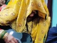 चेहऱ्यावर पदर, हातात गिटार... 'मैंने कभी सोचा ना था' गाण्याने व्हायरल झालेली नववधू आहे कोण? - Marathi News | newly married bride plays guitar sings viral video Ghaziabad | Latest sakhi News at Lokmat.com चेहऱ्यावर पदर, हातात गिटार... 'मैंने कभी सोचा ना था' गाण्याने व्हायरल झालेली नववधू आहे कोण? - Marathi News | newly married bride plays guitar sings viral video Ghaziabad | Latest sakhi News at Lokmat.com