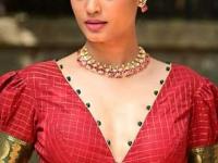 ओल्ड फॅशन गोल गळा नको गं बाई; ब्लाऊजच्या पुढच्या गळ्याचे १० ट्रेंडींग डिजाईन्स, पाहा - Marathi News | Latest Front Neck Blouse Designs : Top 10 Trending Front Neck Blouse Designs | Latest sakhi Photos at Lokmat.com