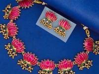 कमळाचे नाजूक नेकलेस डिझाईन्स; ७ पॅटर्न्स, साडी-कुर्ता कशावरही वापरा, गळ्यात उठून दिसेल - Marathi News | Lotus Necklace 8 Trending Designs : Lotus Necklace Patterns New Designs | Latest sakhi Photos at Lokmat.com