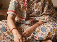 मांडी घालून जेवावं असं का म्हणतात? ७ कारणं, नेहमी मांडी घालून जेवायला बसाल - Marathi News | Benefits Of Eating While Sitting On The Floor Why Should We Sit On The Floor While Eating | Latest sakhi Photos at Lokmat.com