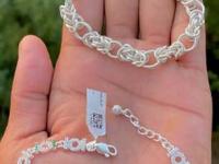 चांदीचे सुंदर मिनिमलिस्ट ब्रेसलेट्स; ८ डिजाईन्स, कपल्ससाठी परफेक्ट गिफ्ट-हातात दिसतील शोभून - Marathi News | Latest Silver Bracelet Designs : 8 Minimalist Silver Bracelets For Couple | Latest sakhi Photos at Lokmat.com