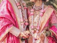 वधुवरांसाठी लग्नात हार हवेत स्पेशल; १० वरमाला डिझाइन्स, प्रत्यक्ष व फोटोतही हार दिसतील सुंदर - Marathi News | Wedding Varmala Designs : 10 Varmala Designs For Marriage Function | Latest sakhi Photos at Lokmat.com