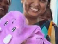 Video - लेकीच्या जन्मानंतर बाबांचा आनंद गगनात मावेना; ‘धुरंधर’ स्टाईलमध्ये केला भन्नाट डान्स - Marathi News | Video dhurandhar fa9la trend father dances after newborn daughter birth | Latest sakhi News at Lokmat.com Video - लेकीच्या जन्मानंतर बाबांचा आनंद गगनात मावेना; ‘धुरंधर’ स्टाईलमध्ये केला भन्नाट डान्स - Marathi News | Video dhurandhar fa9la trend father dances after newborn daughter birth | Latest sakhi News at Lokmat.com