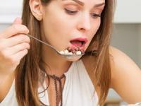 सावधान! तुम्हीही घाईघाईत जेवताय? आताच बदला सवय; स्वत:च देताय अनेक आजारांना आमंत्रण - Marathi News | fast eating side effects quick eating is bad for health may cause serious issues | Latest sakhi News at Lokmat.com