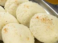 घरच्या इडल्या कडक होतात? ८ ट्रिक्स, मऊसूत-पांढऱ्याशुभ्र होतील इडल्या-पीठ दुप्पट फुलेल - Marathi News | How To Make Soft Idli At Home : Idli Making Tips How To Make Soft Idli | Latest sakhi Photos at Lokmat.com