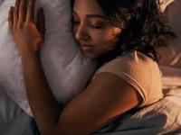 जेवण आणि झोप यामध्ये नेमकं किती अंतर असावं? निरोगी आयुष्यासाठी पाळा 'हा' सोपा नियम - Marathi News | how man hours before sleeping should one eat food according to ayurveda and doctors say | Latest sakhi News at Lokmat.com