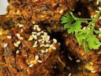 कोथिंबीर वडी खमंग, खुसखुशीत होण्यासाठी ८ टिप्स, कमी तेलकट होतील-५ दिवस टिकतील वड्या - Marathi News | How To Make kothimbir Vadi : Kothimbir Vadi Recipe Kothimbir Vadi 8 Cooking Tips | Latest sakhi Photos at Lokmat.com