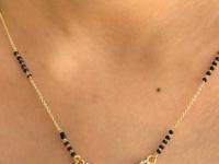 डेली वेअरसाठी लाईटवेट मंगळसूत्र; १० डिझाईन्स, ऑफिस वेअर किंवा साडीवरही शोभेल मंगळसूत्र - Marathi News | Delicate Light Weight Mangalsutra For Daily Use : One Gram Light Weight Daily Wear Mangalsutra | Latest sakhi Photos at Lokmat.com