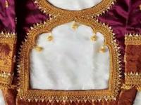 १८०० रूपयांत ब्लाऊजवर करा क्लासी आरी वर्क ; १० डिजाईन्स, ब्लाऊज एकदम रॉयल दिसेल - Marathi News | Royal Aari Work Designs : Aari Work Designs For Blouse In 1800 Rupees Only | Latest sakhi Photos at Lokmat.com