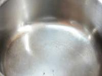 जळालेली काळीकुट्ट स्टीलची कढई स्वच्छ चकचकीत करण्याचा १ उपाय- न घासता कढई चमकेल - Marathi News | how to clean burnt kadhai, simple kitchen tips to clean burnt kadhai, easy cleaning tips for burnt kadhai | Latest sakhi Photos at Lokmat.com