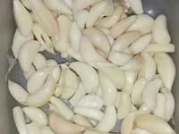 २ मिनिटांत सोला भरपूर लसूण! लसूण सोलण्याच्या ८ ट्रिक्स, बोटं न दुखता झरझर होईल काम - Marathi News | Garlic Peeling Hacks : How To Peel Garlic Easily Garlic Peeling Hacks | Latest sakhi Photos at Lokmat.com