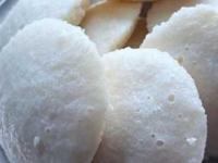 अण्णाच्या गाडीवर विकतात तशा छोट्या-मऊ इडल्या करण्याच्या ८ ट्रिक्स; हलकी-जाळीदार होईल इडली - Marathi News | Soft Idli Making 8 Tricks : How To Make Hotel Style Soft Perfect Idli At Home | Latest sakhi Photos at Lokmat.com