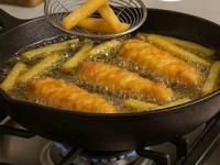 तळणीचे पदार्थ होणार नाही तेलकट! शेफ संजीव कपूर सांगतात १ ट्रिक, तेल न पिता होतील कुरकुरीत... - Marathi News | chef sanjeev kapoor frying tips deep frying tips by sanjeev kapoor deep frying tricks for crispy food | Latest sakhi Photos at Lokmat.com