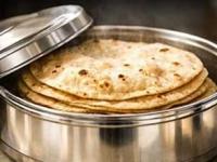 डब्यात ठेवल्या की चपात्या वाफेनं ओल्या होतात? ८ टिप्स, न सादळता चपात्या राहतील मऊ - Marathi News | How To Prevent Chapatis From Getting Soggy : How To Store Chapati Without Getting Soggy | Latest sakhi Photos at Lokmat.com