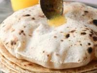 चपातीला तूप लावून खाण्याची ५ कारणं, कोरडी चपाती खाल्ल्याने पाहा नेमका काय होतो त्रास - Marathi News | Reasons Why Should You Eat Chapati With Ghee : Chapati With Ghee Benefits | Latest sakhi Photos at Lokmat.com