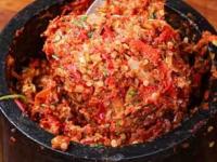 ८ दिवस टिकणारा टोमॅटोचा झणझणीत ठेचा, चटकन होणाऱ्या चविष्ट पदार्थाची सोपी रेसिपी - Marathi News | tomato chutney recipe, how to make tomato techa, tomato thecha recipe | Latest sakhi Photos at Lokmat.com