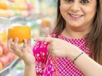 बाहेरुन चकाचक अन् आतून बेचव! संत्र, कलिंगड, द्राक्ष... रसाळ, गोड फळं कशी ओळखायची? - Marathi News | how to choose juicy sweets and fresh fruits | Latest sakhi Photos at Lokmat.com