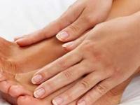 खरखरीत झालेले तळहात-तळपाय ५ मिनिटांत होतील मऊ मुलायम, चमचाभर मीठ घेऊन करा 'हा' उपाय - Marathi News | just 5 minutes remedies to remove tanning and dead skin from feet and hands, palm | Latest sakhi Photos at Lokmat.com