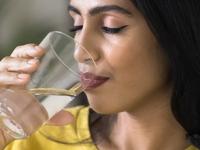 ऊन वाढताच अस्वस्थ होतंय, शरीरातली उष्णता वाढली? 'हे' पदार्थ खा, उन्हाळ्यातही वाटेल एकदम कूलकूल.. - Marathi News | 5 remedies to reduce heat in body, how to maintain body temperature in summer season, summer special health tips to stay cool | Latest sakhi Photos at Lokmat.com