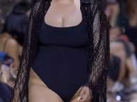 परफेक्ट फिगर नाही तरी फॅशन शो गाजवला; इतका कॉन्फिडंट रॅम्प वॉक करणारी 'ही' मॉडेल कोण? - Marathi News | Confidence Over Size : Apoorva Rampal's Viral Ramp Walk Everyone's Talking About | Latest sakhi Photos at Lokmat.com