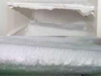 फ्रिजरमध्ये बर्फाचे थर लागतात? ६ गोष्टी करा, जास्तीचा बर्फ साचणार नाही, फ्रिजही राहील स्वच्छ - Marathi News | Effective Ways To Avoid Excessive Ice In the Freezer : Keep Your Freezer Frost Free | Latest sakhi Photos at Lokmat.com