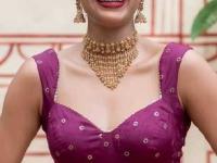 ब्लाऊजच्या पुढच्या गळ्याचे लेटेस्ट डिझाईन्स- ८ सुंदर पॅटर्न, दिसाल एकदम स्टायलिश, फॅशनेबल - Marathi News | front neck blouse designs, front neck blouse patterns latest designs, stylish front neck blouse designs | Latest sakhi Photos at Lokmat.com