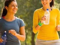 रोज फक्त १ मिनिटभर चालल्यानं शरीरात काय बदल होतात? पाहा १ मिनिटं चालण्याचं महत्व - Marathi News | One Minute Walk Benefits : Nine Benefits Of walking Daily For One Minute | Latest sakhi Photos at Lokmat.com