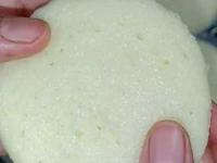 हॉटेलसारख्या परफेक्ट रवा इडल्या करण्याच्या ८ टिप्स; मऊ, जाळीदार इडली १५ मिनिटांत होईल - Marathi News | How To Make Perfect Rawa Idli : Rawa Idli Making Tips 7 Pro Tips To Make Rava Idli | Latest sakhi Photos at Lokmat.com