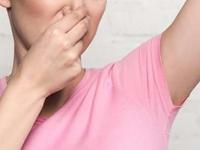 उन्हाळ्यात शरीराला घामाचा उग्र वास येऊन चारचौघांत लाज वाटते? दुर्गंधी कमी करण्यासाठी ५ टिप्स - Marathi News | how to get rid of body odour in summer season, how to control sweating in summer | Latest sakhi Photos at Lokmat.com