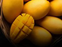 थांबा! पिवळेधमक आंबे पाहून भुलू नका; केमिकलने पिकवलेले नाही ना? विकत घेताना 'हे' पाहाच - Marathi News | how to identify chemical mangoes use these tips before buying | Latest sakhi Photos at Lokmat.com