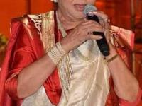 केसांत माळलेलं फूल-गालावर खळी आणि सिल्कची सुंदर साडी.. आशाताईंचं हे रुप कसं कोण विसरेल? - Marathi News | asha Bhosale death, asha Bhosale's love for saree and jewellery, beautiful images of asha Bhosale | Latest sakhi Photos at Lokmat.com