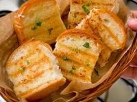फक्त २ मिनिटांत करा कुरकुरीत गार्लिक ब्रेड, एकदम सोपी रेसिपी- चव अगदी रेस्टॉरंटसारखीच... - Marathi News | garlic bread in just 2 minutes, how to make garlic bread, garlic bread recipe | Latest sakhi Photos at Lokmat.com