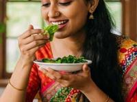 कोणते पदार्थ कोणत्यावेळी खावेत? आहाराचे नियम ७ लक्षात ठेवा, कायम निरोगी राहाल - Marathi News | What Foods Should You Eat at What Time : When To Eat Best Time To Eat Food | Latest sakhi Photos at Lokmat.com