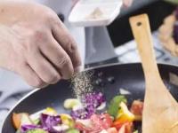 पदार्थात मीठ घालण्याची अचूक वेळ कोणती? कित्येक वर्षे स्वयंपाक करणाऱ्यांनाही माहिती नसतं आरोग्याचं सिक्रेट - Marathi News | when to add salt in food, correct method of adding namak or salt while cooking | Latest sakhi Photos at Lokmat.com