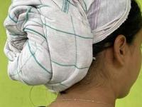 केस धुतल्यानंतर जाड टॉवेलं गुंडाळून ठेवता? डॉक्टर सांगतात या सवयीमुळे पडू शकतं टक्कल - Marathi News | Do you wrap your hair in a thick towel after washing it this habit can cause baldness | Latest sakhi Photos at Lokmat.com