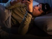 सावधान! फोनपासून दूर होताच अस्वस्थ होता? स्क्रीन तुम्हाला वेळेआधीच बनवतेय म्हातारं - Marathi News | feeling anxious without your phone screen time may be aging you faster | Latest sakhi News at Lokmat.com