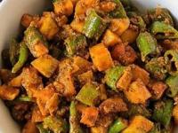 आंबट कैरी आणि झणझणीत मिरचीची जमवा जोडी, घ्या कैरी मिरचीच्या लोणच्याची चटपटीत रेसिपी - Marathi News | kairi- mirchi pickle recipe, how to make kairi mirci loncha, raw mango and chili achar | Latest sakhi Photos at Lokmat.com