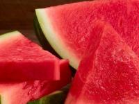 उन्हाळ्यात आवडीने कलिंगड खाताय... जाणून घ्या, किडनीवर ‘कसा’ होतो परिणाम? - Marathi News | watermelon benefits for kidney safe quantity | Latest sakhi Photos at Lokmat.com