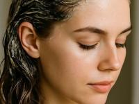 केसांना दही लावण्याचे एक से एक फायदे- फक्त चमचाभर दही संपवून टाकेल केसांच्या 'या' समस्या - Marathi News | benefits of applying dahi or curd on hair, curd hair mask for long and strong hair | Latest sakhi Photos at Lokmat.com