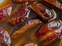 रोज सकाळी ‘ही’ १ गोष्ट पाण्यात भिजवून खा, अशक्तपणा-थकवा-चिडचिड विसरा - Marathi News | benefits of eating dates, correct method of eating dates, health benefits of dates or khajoor | Latest sakhi Photos at Lokmat.com