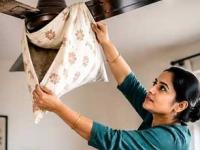 पंख्यावर धुळीचे काळे थर? पंखा स्वच्छ करण्याची खास ट्रिक-मेहनत न घेता करा पंखा साफ - Marathi News | How To Clean Ceiling Fan : Ceiling Fan Cleaning Tips Easy Way To Clean Ceiling Fan | Latest sakhi Photos at Lokmat.com